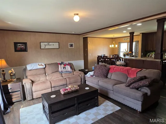 Living room — 10550 Mill Road Bucyrus Missouri real estate