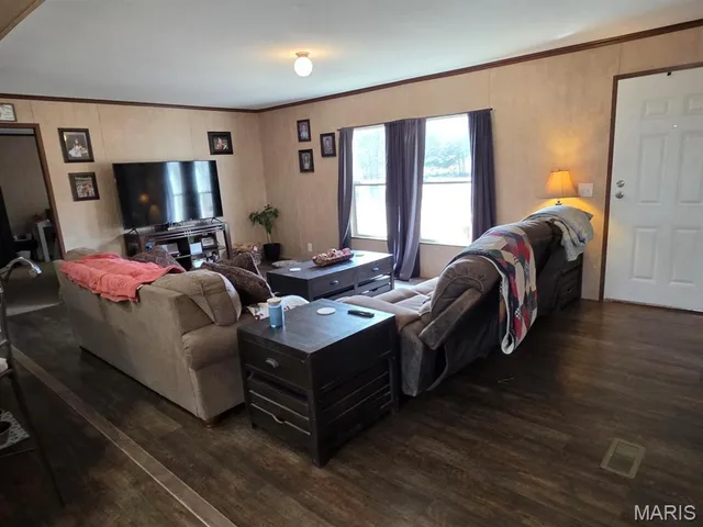 Primary bedroom — 10550 Mill Road Bucyrus Missouri real estate