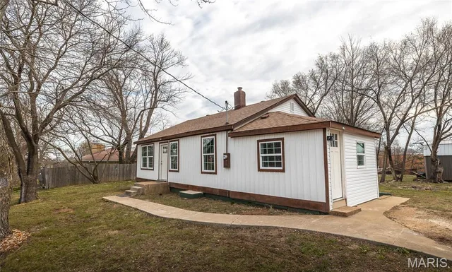 Front exterior — 303 S Pine Street Dixon Missouri real estate