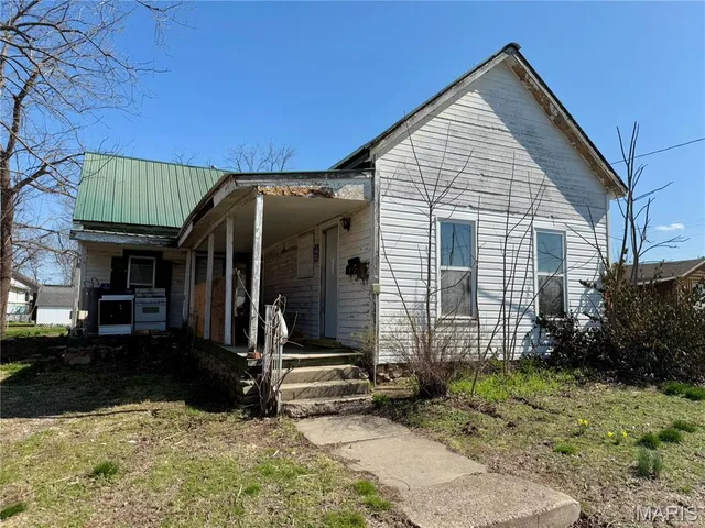 Front exterior — 176 N Jackson Avenue Lebanon Missouri real estate