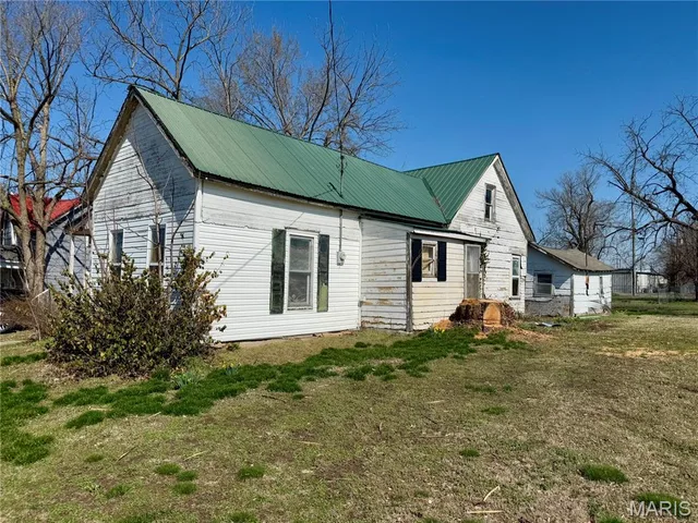 Living room — 176 N Jackson Avenue Lebanon Missouri real estate
