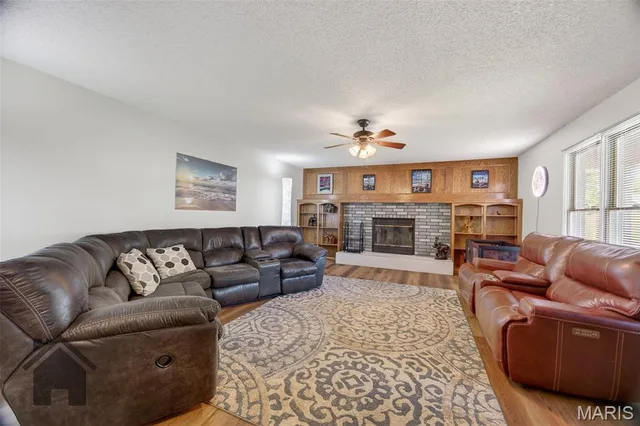 Living room — 100 LaSalle Drive Waynesville Missouri real estate