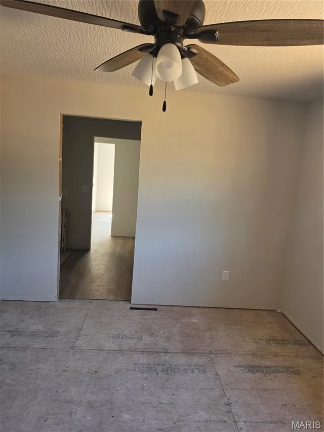Primary bedroom — 1519 Rockingham Road Lebanon Missouri real estate