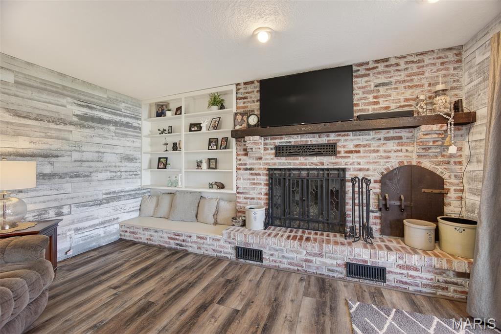 Living room — 22762 Post Oak Lane Lebanon Missouri real estate