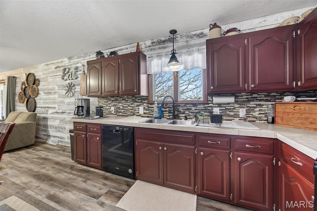 Primary bedroom — 22762 Post Oak Lane Lebanon Missouri real estate