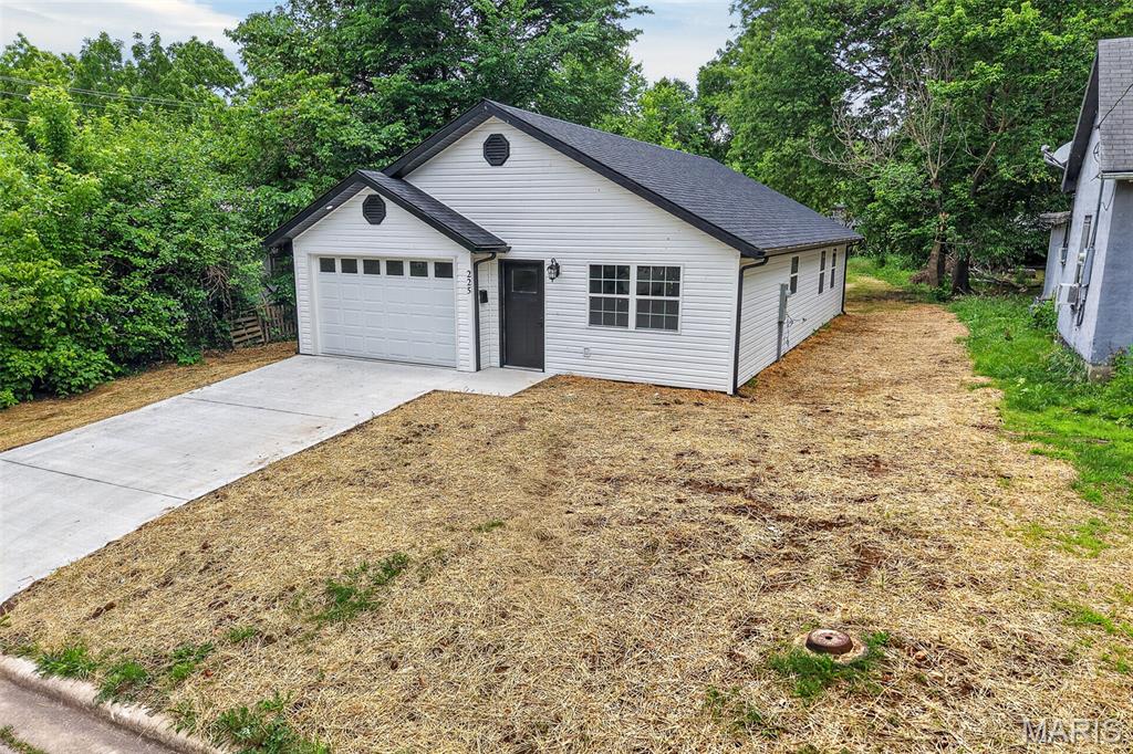 Primary bedroom — 225 Garfield Street Lebanon Missouri real estate