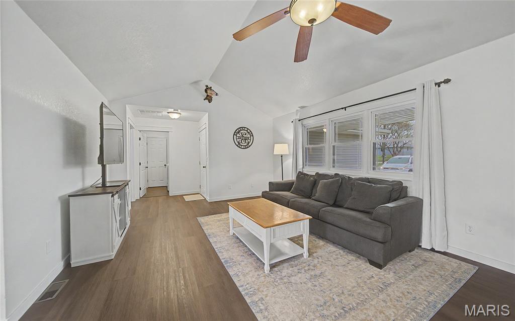 Primary bedroom — 30421 Peach Blossom Lane Lebanon Missouri real estate