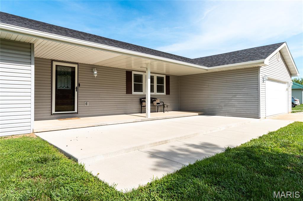 Living room — 30421 Peach Blossom Lane Lebanon Missouri real estate