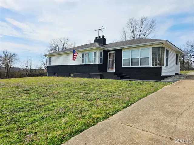 Front exterior — 406 N Commercial Street Crocker Missouri real estate