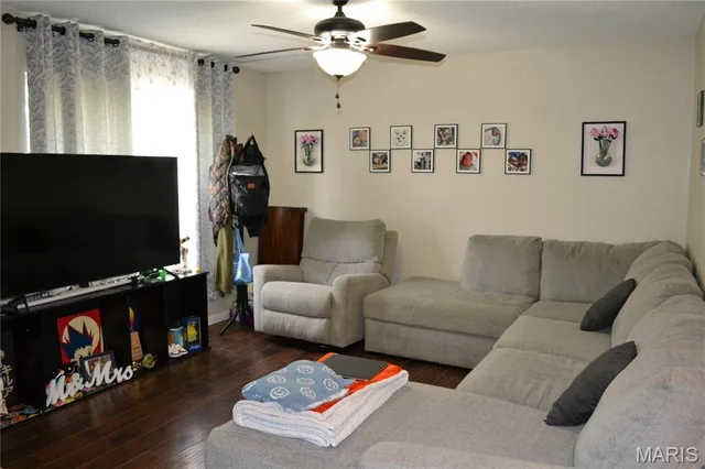 Living room — 103 Hickory Valley Road St Robert Missouri real estate