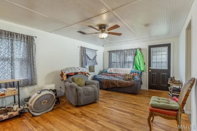 Living room — 363 N Jackson Avenue Lebanon Missouri real estate
