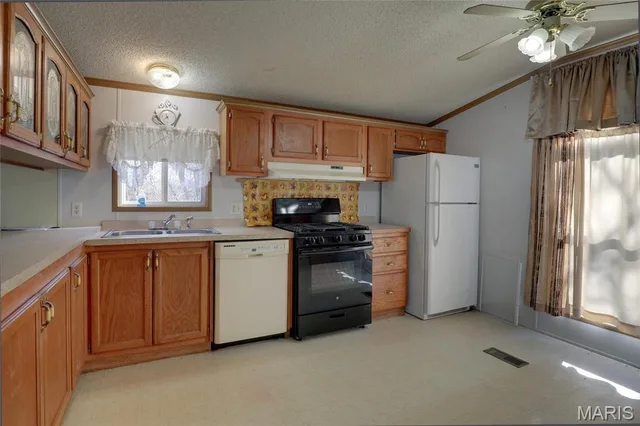 Living room — 19503 State Highway Y Lewistown Missouri real estate