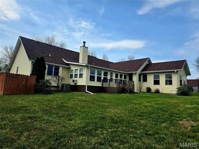 Living room — 909 Daytona Drive Lebanon Missouri real estate