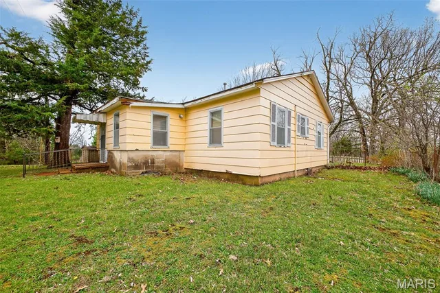 Primary bedroom — 30050 Highway T Richland Missouri real estate