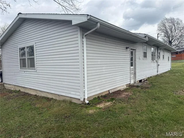 Primary bedroom — 210 S High Street Iberia Missouri real estate