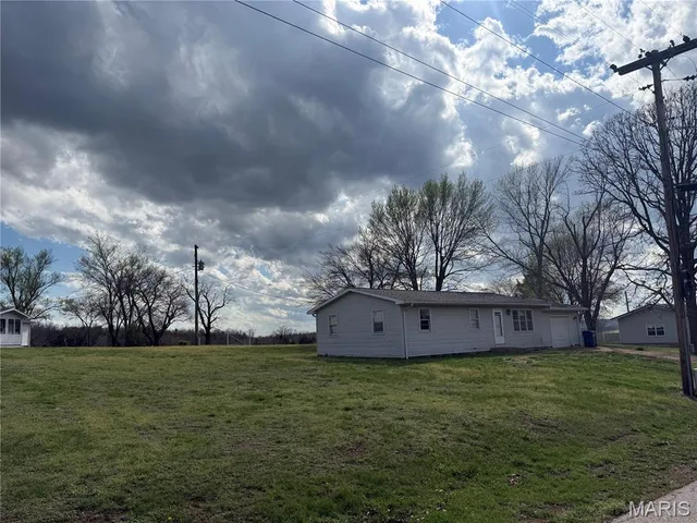 Front exterior — 210 S High Street Iberia Missouri real estate