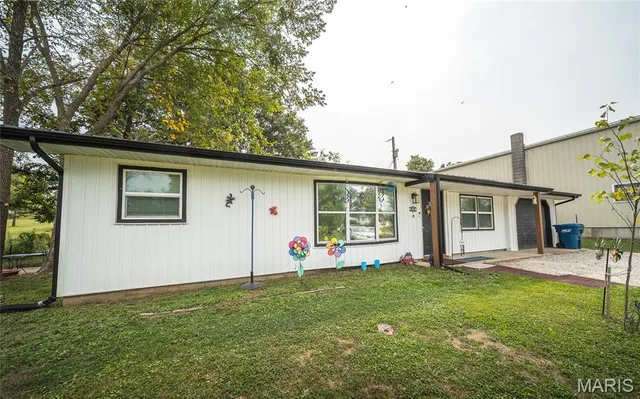 Front exterior — 615 W 4th Street Dixon Missouri real estate