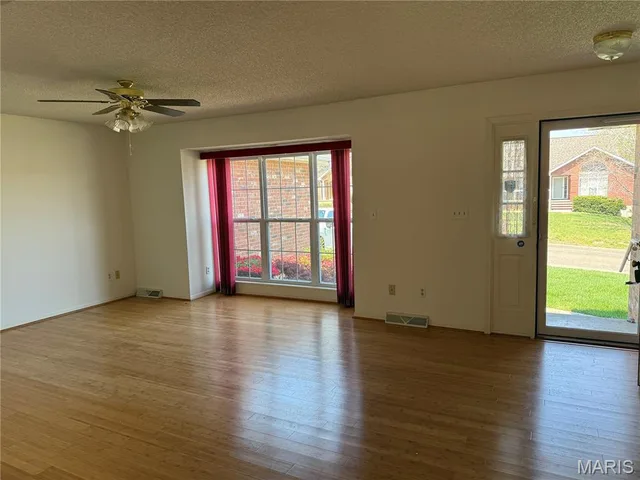 Living room — 1112 Murry Lane Rolla Missouri real estate