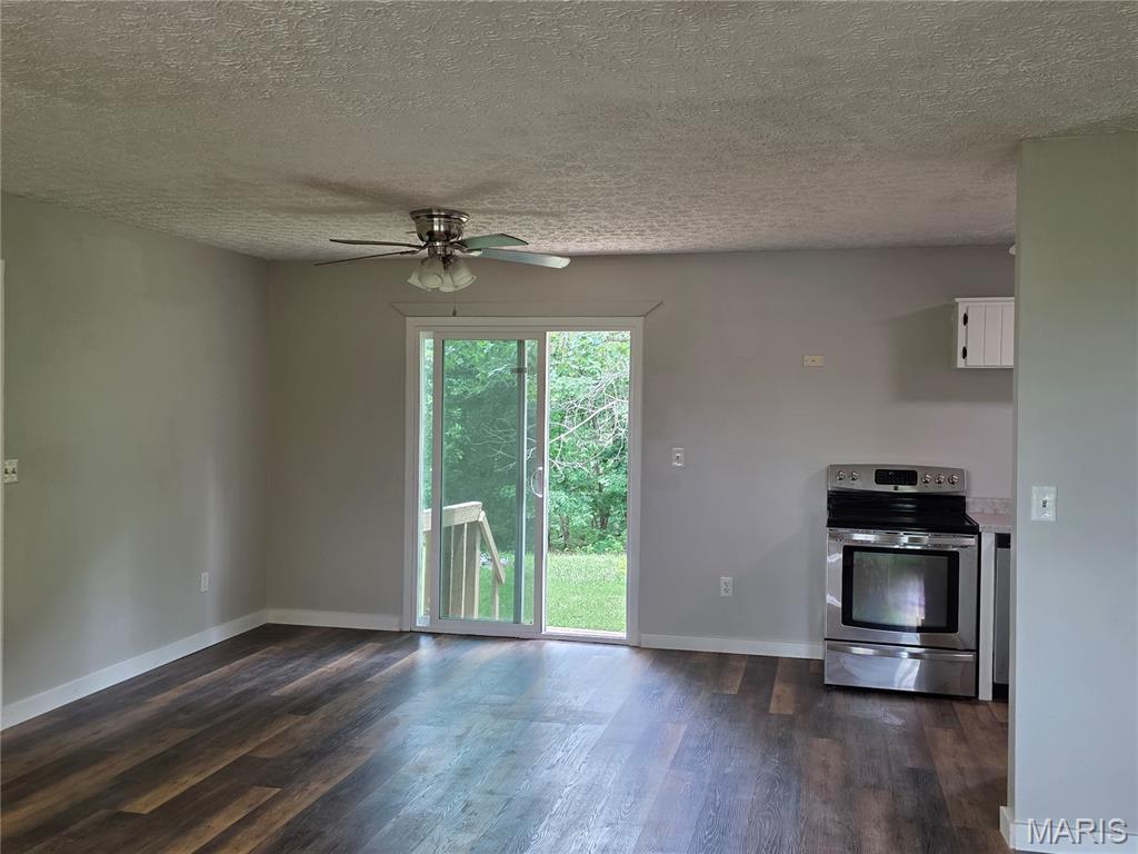 Living room — 22040 Harlan Lane St Robert Missouri real estate