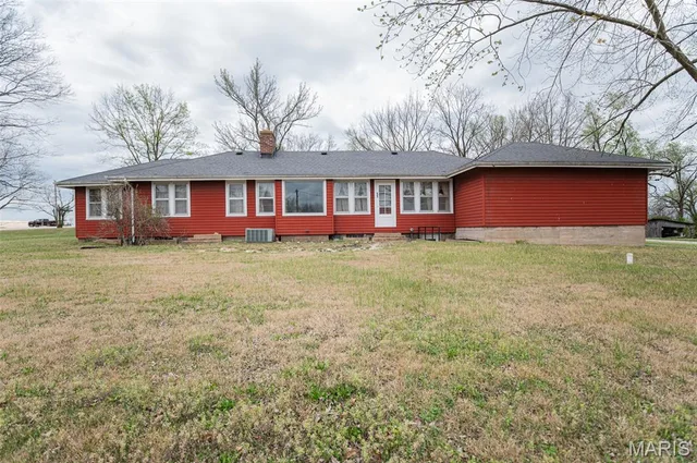 Living room — 602 Highway 63 Vienna Missouri real estate