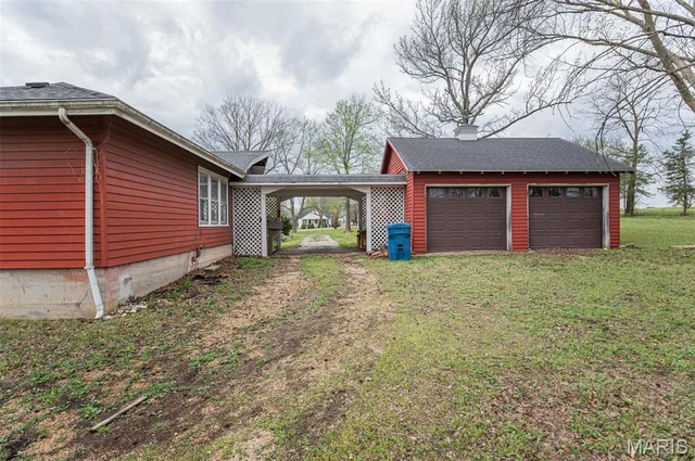 Primary bedroom — 602 Highway 63 Vienna Missouri real estate