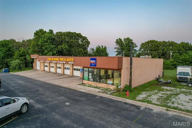 Primary bedroom — 935 S Jefferson Avenue Lebanon Missouri real estate