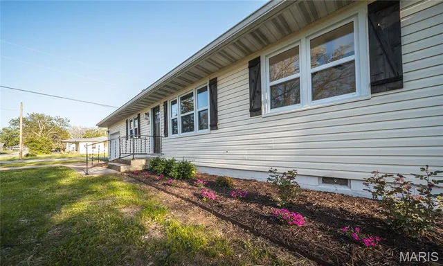Front exterior — 122 Sackett Street Licking Missouri real estate