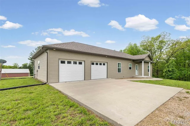 Primary bedroom — 5704 County Rd 262 Auxvasse Missouri real estate