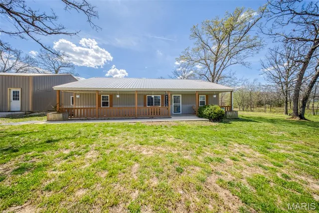 Living room — 3010 & 3014 County Road 2330 Salem Missouri real estate