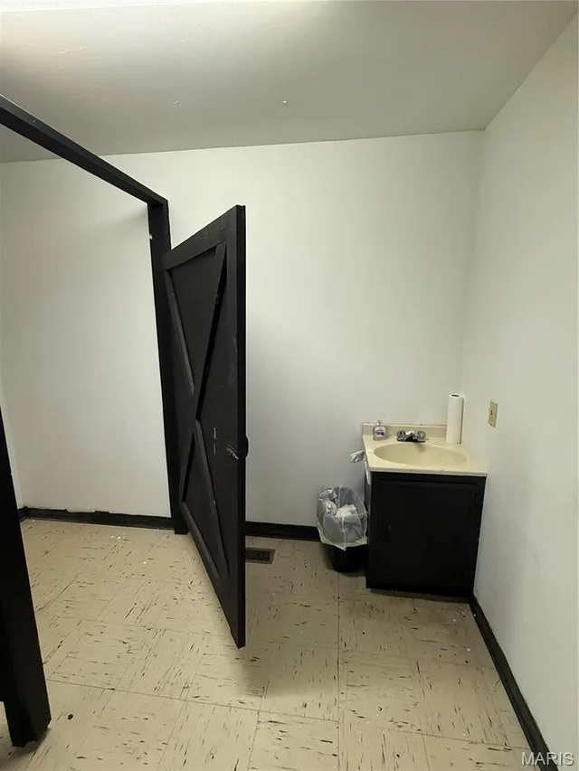 Primary bedroom — 12037 Highway 32 Roby Missouri real estate