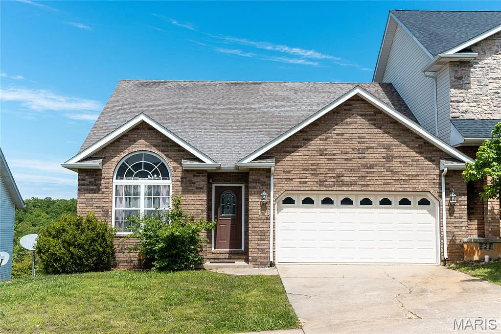 295 Carmel Valley Way, St Robert MO