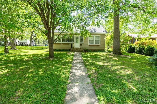 Living room — 224 W Scioto Street St James Missouri real estate