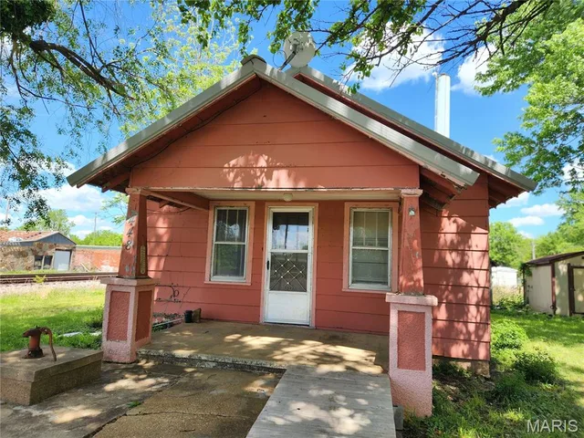 Front exterior — 448 Armstrong Avenue Stoutland Missouri real estate