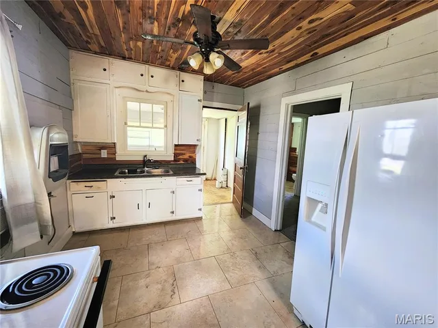 Kitchen — 448 Armstrong Avenue Stoutland Missouri real estate