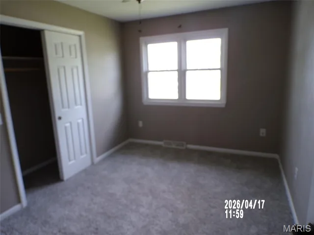 Primary bedroom — 318 Farmers Lane Lebanon Missouri real estate