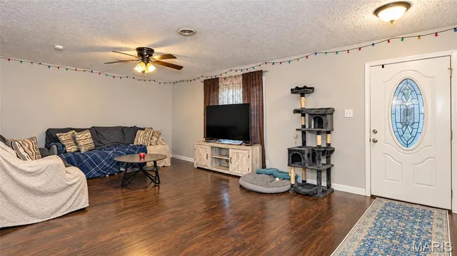 Living room — 16065 Hardwood Lane St Robert Missouri real estate