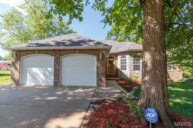 Front exterior — 404 MAGNOLIA Court Lebanon Missouri real estate