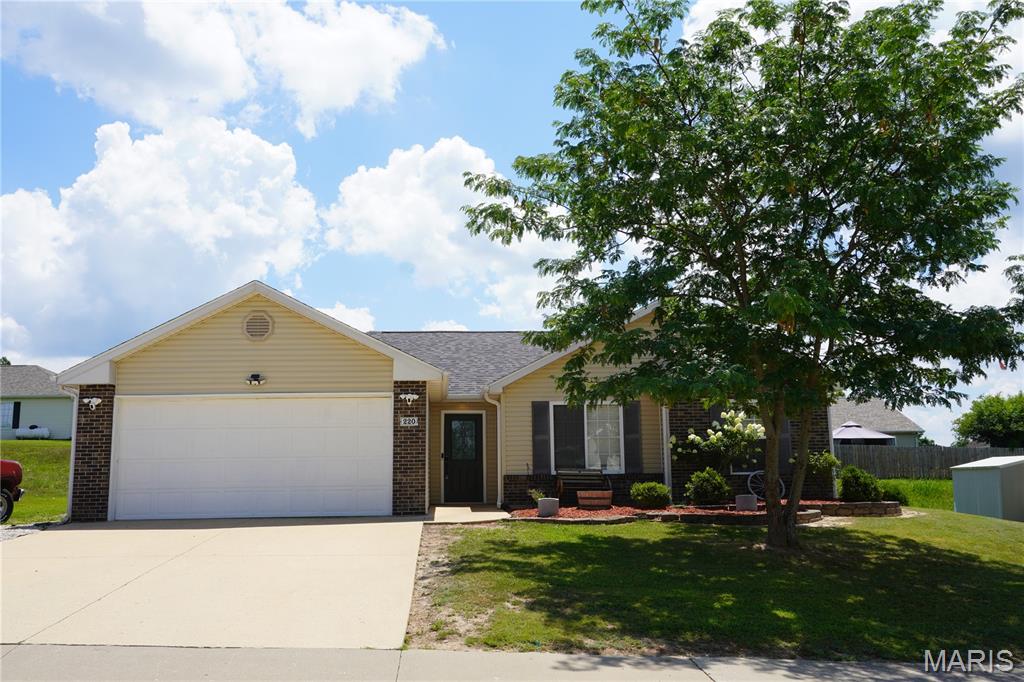 220 Settlers Pass Waynesville Missouri 3 bedroom 2 bathroom home for sale listed at $248,000