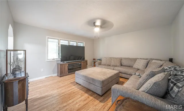Living room — 24475 Sidney Road Waynesville Missouri real estate