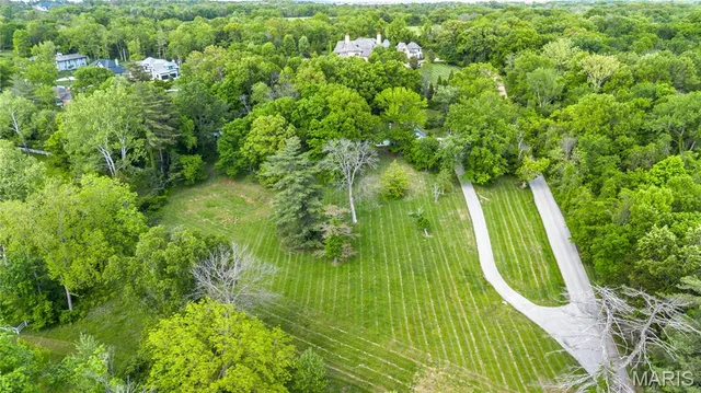 Primary bedroom — 900 Weidman Road Town and Country Missouri real estate
