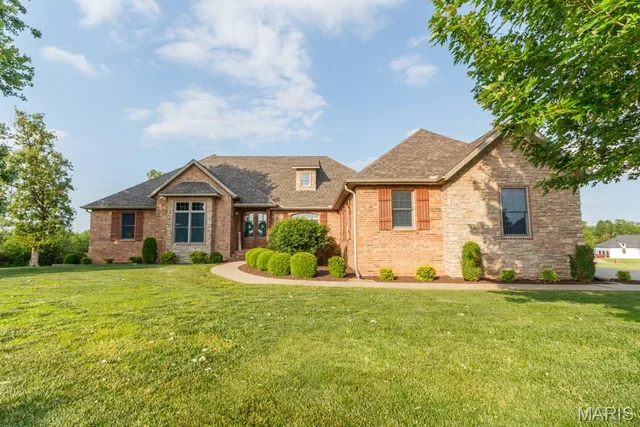 Living room — 929 CASTLE ROCK AVE Avenue Lebanon Missouri real estate