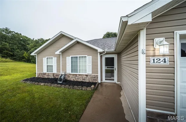 Front exterior — 124 Lakeview Court St Robert Missouri real estate
