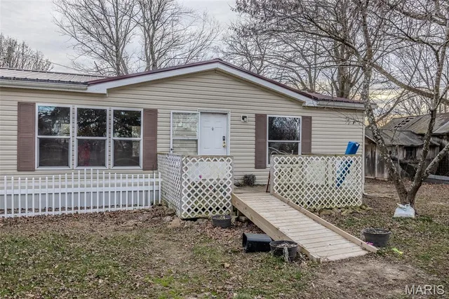 Front exterior — 19456 Jewell Road Lebanon Missouri real estate