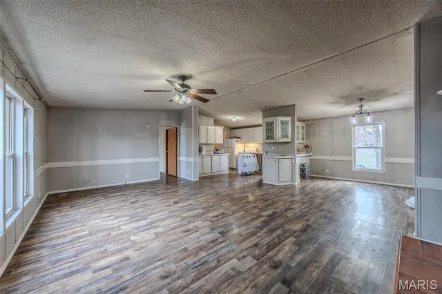Primary bedroom — 19456 Jewell Road Lebanon Missouri real estate
