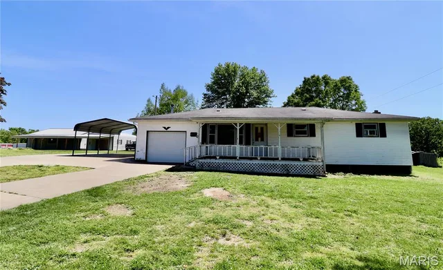 Front exterior — 25898 Highway 32 Lebanon Missouri real estate