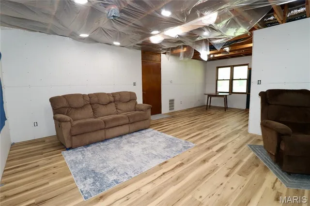 Primary bedroom — 25898 Highway 32 Lebanon Missouri real estate