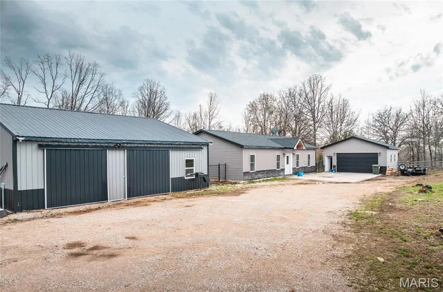 Primary bedroom — 1608 Highway 64 Tunas Missouri real estate