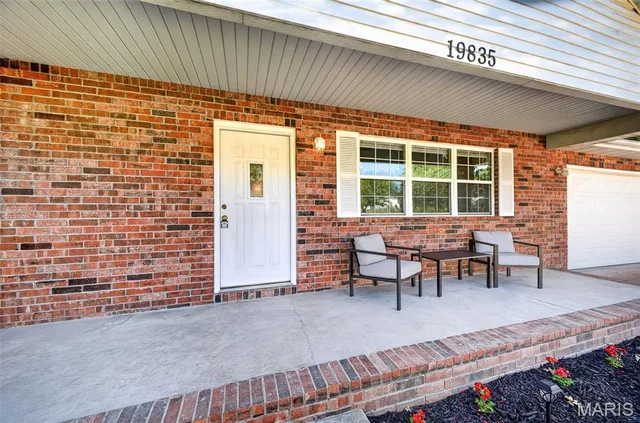 Primary bedroom — 19835 Stamper Lane Waynesville Missouri real estate