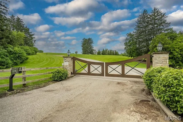 9 Bridle Ridge Lane, St Louis MO real estate