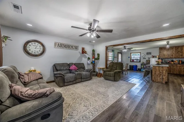 Living room — 2962 County Road 496 New Bloomfield Missouri real estate